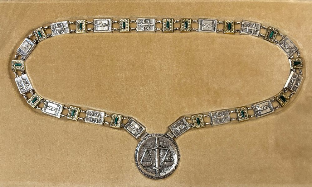 Historical dean's chain of the Faculty of Law and Political Science
