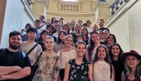 Könyvtárlátogatáson a nemzetközi diákok